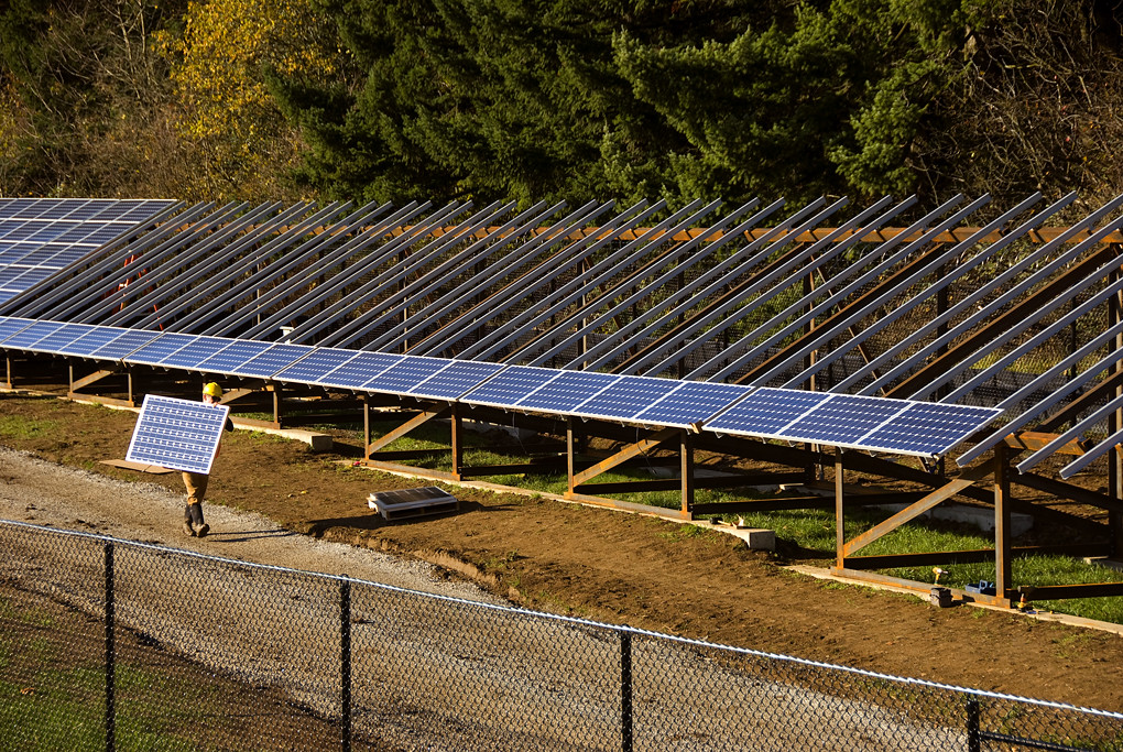 Instalador colocando paneles solares en cubierta